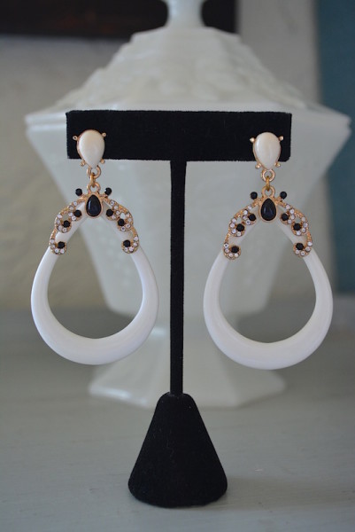 White and Black Teardrop Earrings,white earrings,Ivory Earrings,Black and White Earrings, Black and White Jewelry,White Jewelry