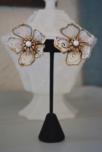 White Flower Earrings,Flower Earrings, Vintage Flower Earrings, Coro Earrings,Coro Vintage Jewelry,Signed Costume Jewelry