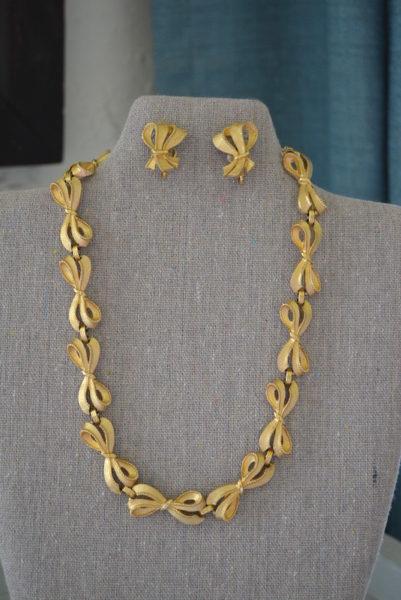 Bow Necklace Set, Necklace and Earrings, Gold Necklace and Earrings, Trifari Jewelry, Gold Trifari Jewelry, Vintage Trifari, Vintage Bow Jewelry, Bow Necklace, Bow Earrings, Gold Bow Necklace, Vintage Bows